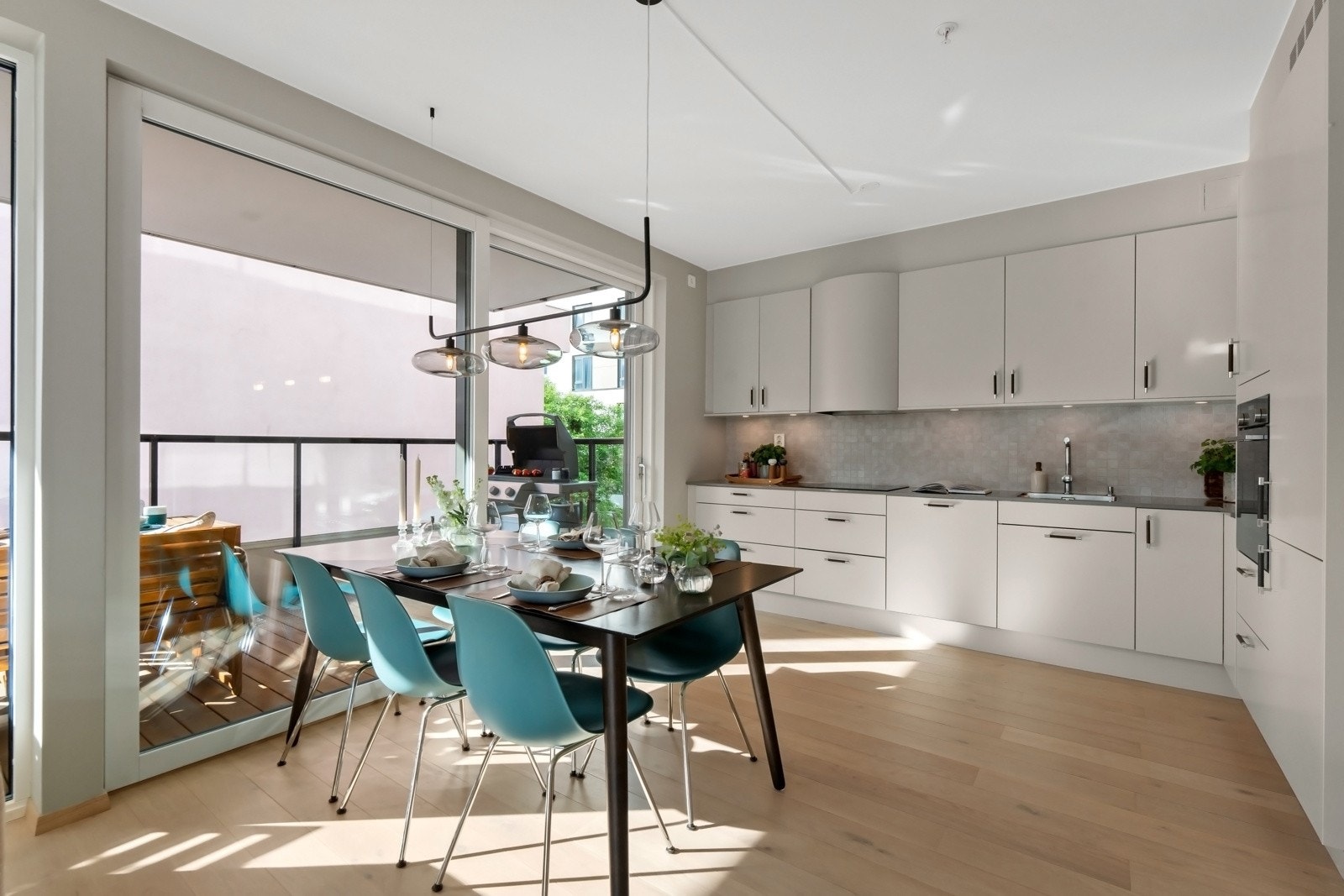 Mellom stuen og kjøkkenet er det plass til spisebord, som danner et naturlig skille mellom sonene. Galleribilde