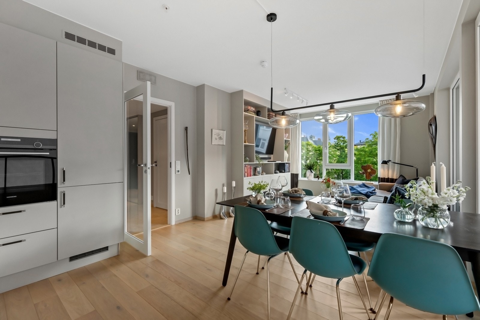 Leiligheten har balansert ventilasjon og vannbåren gulvvarme, samt Eaton smarthusløsning med app-styring av lys og varme. Galleribilde