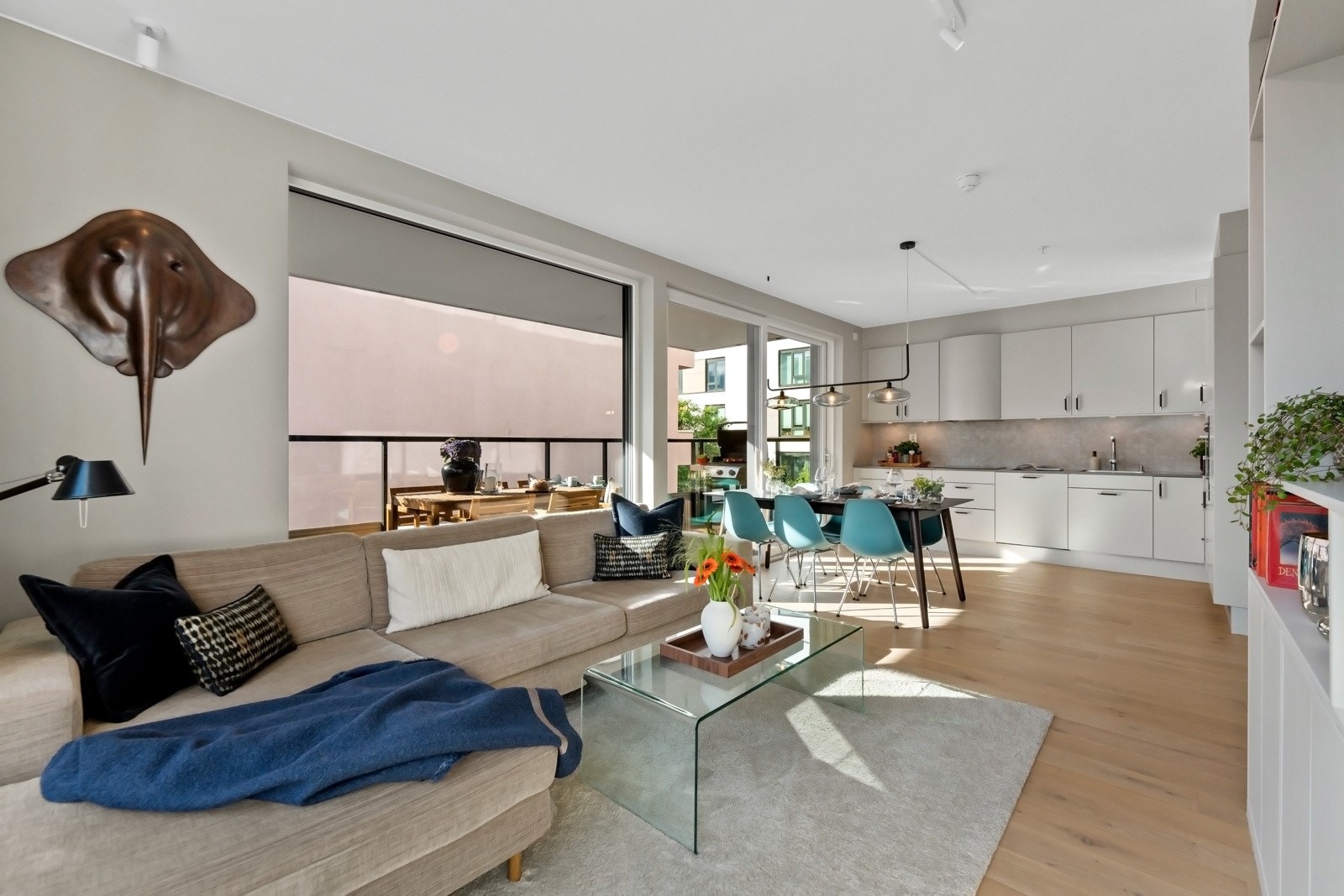 Fra stuen/kjøkkenet er det utgang til en sørvestvendt balkong på 15 kvm. Galleribilde