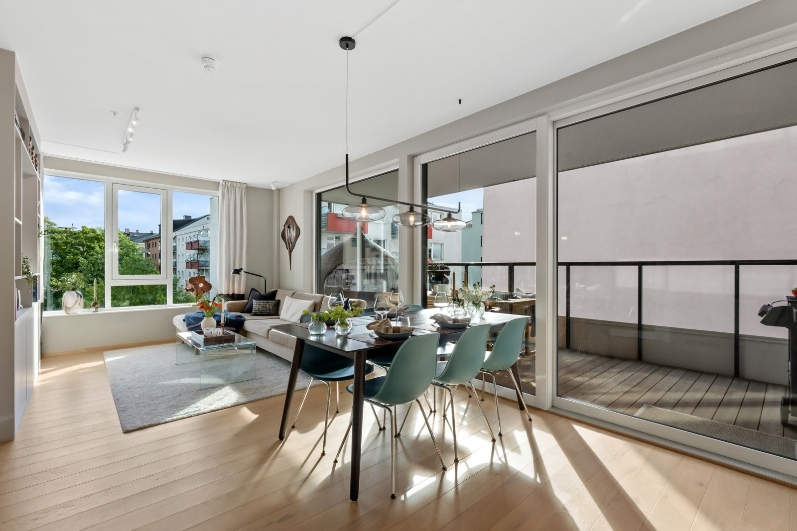 Hjørneleiligheten stod klar i 2022 og holder en moderne og gjennomført standard. Galleribilde