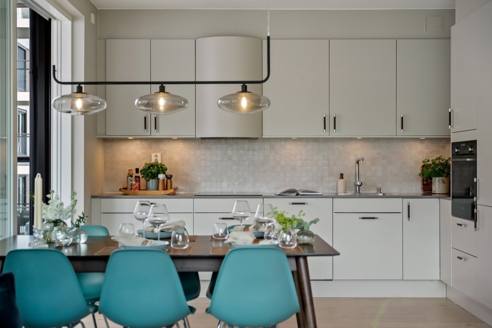 Kjøkkenet fra Sigdal kombinerer kvalitet og stil, og har integrerte hvitevarer fra Siemens - inkludert stekeovn, platetopp, oppvaskmaskin og kjøl/fryseskap. Galleribilde