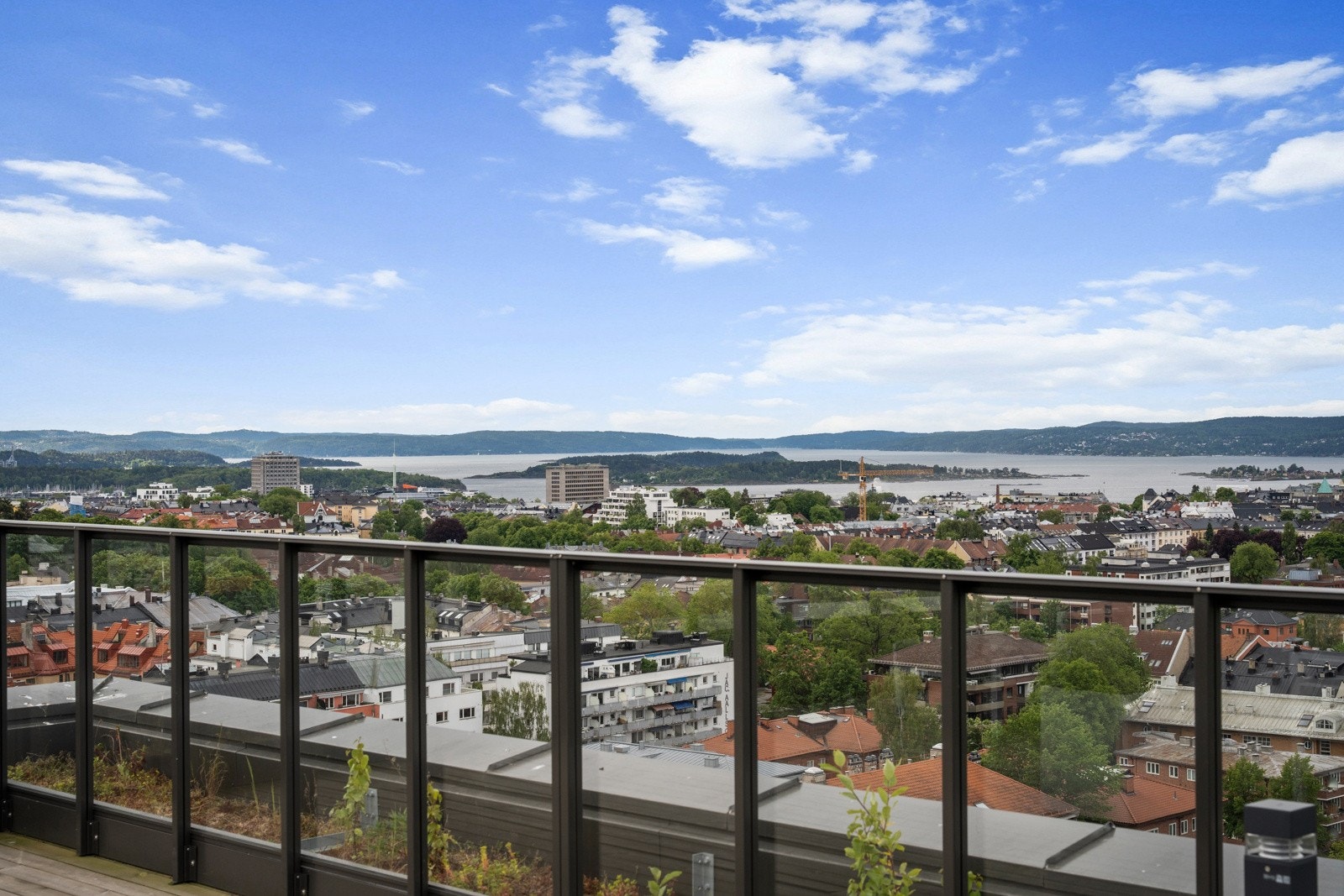 Fantastisk havutsikt og 360-graders utsikt over hele Oslo fra takterrassen i 15. etasje. Galleribilde