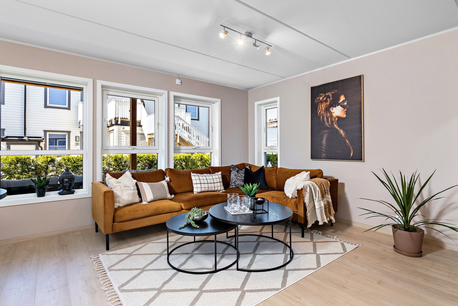 Store vindusflater gir godt med dagslys. Galleribilde