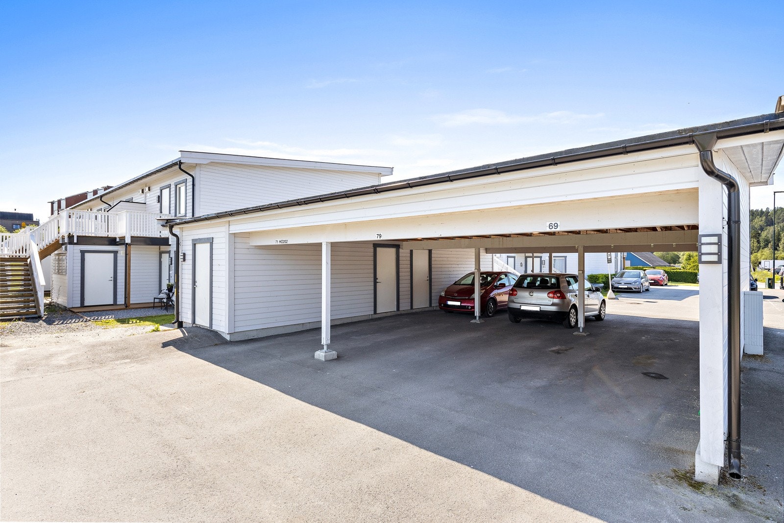 Carportplassen er bare noen meter fra inngangsdøren. Galleribilde