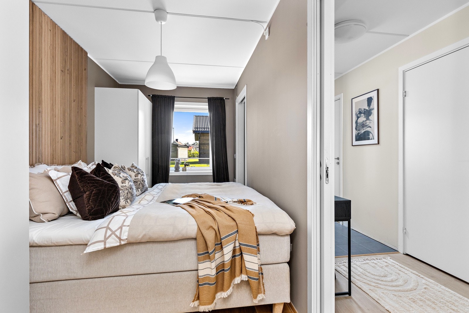 Meget arealeffektivt soverom med skyvedør i begge sider av sengen. Galleribilde