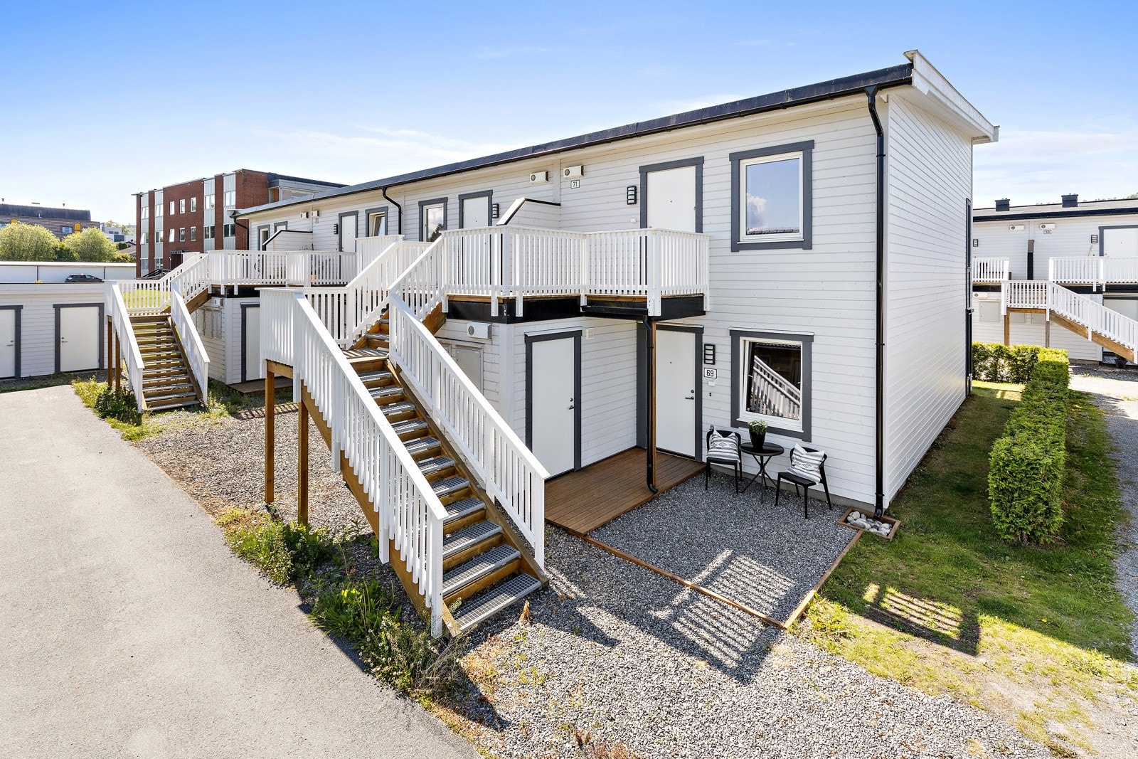 Leiligheten disponerer også en carport like ved inngangen. Galleribilde