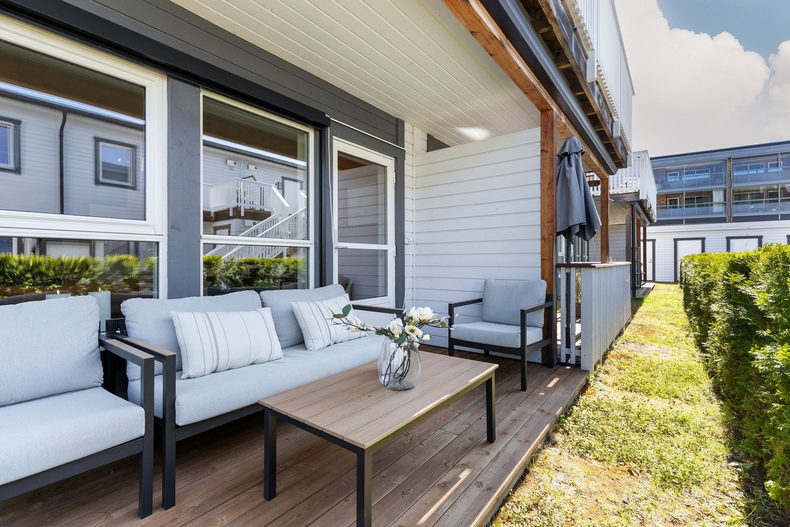 Uteplass med plass til både sittegruppe og beplantning Galleribilde