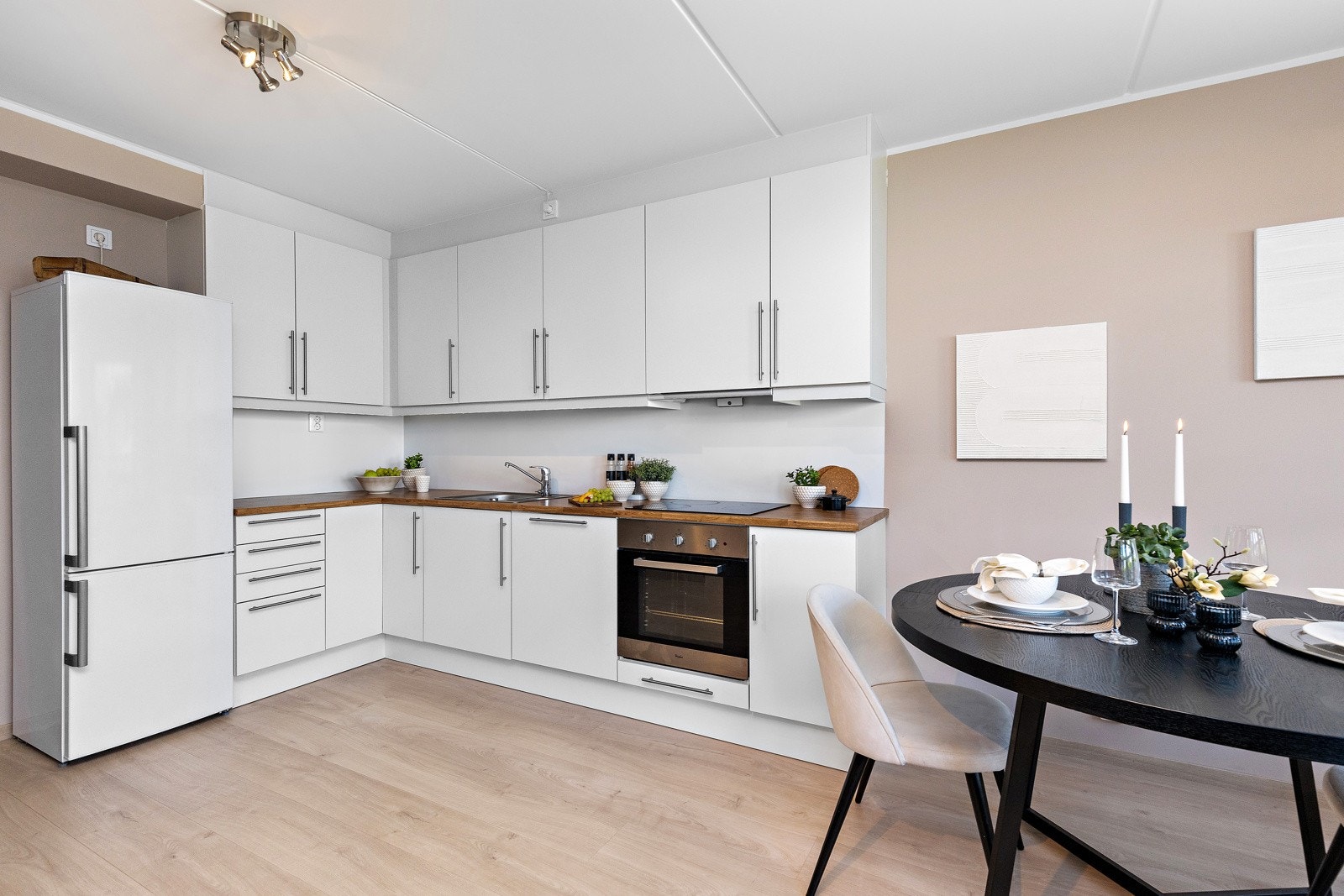 Leiligheten har lys stue med åpen løsning mot kjøkken Galleribilde