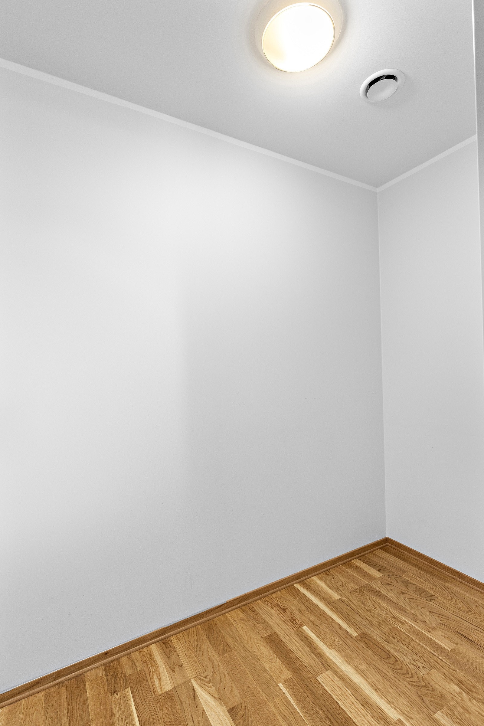 Bod som benyttes av mange som walk-in-closet, tilknyttet soverommet. Galleribilde