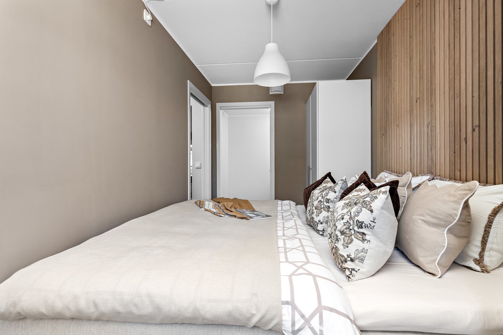 I tillegg til garderobeskap, er det også et bodrom i tilknytning soverommen, som mange benytter som walk-in-closet. Galleribilde