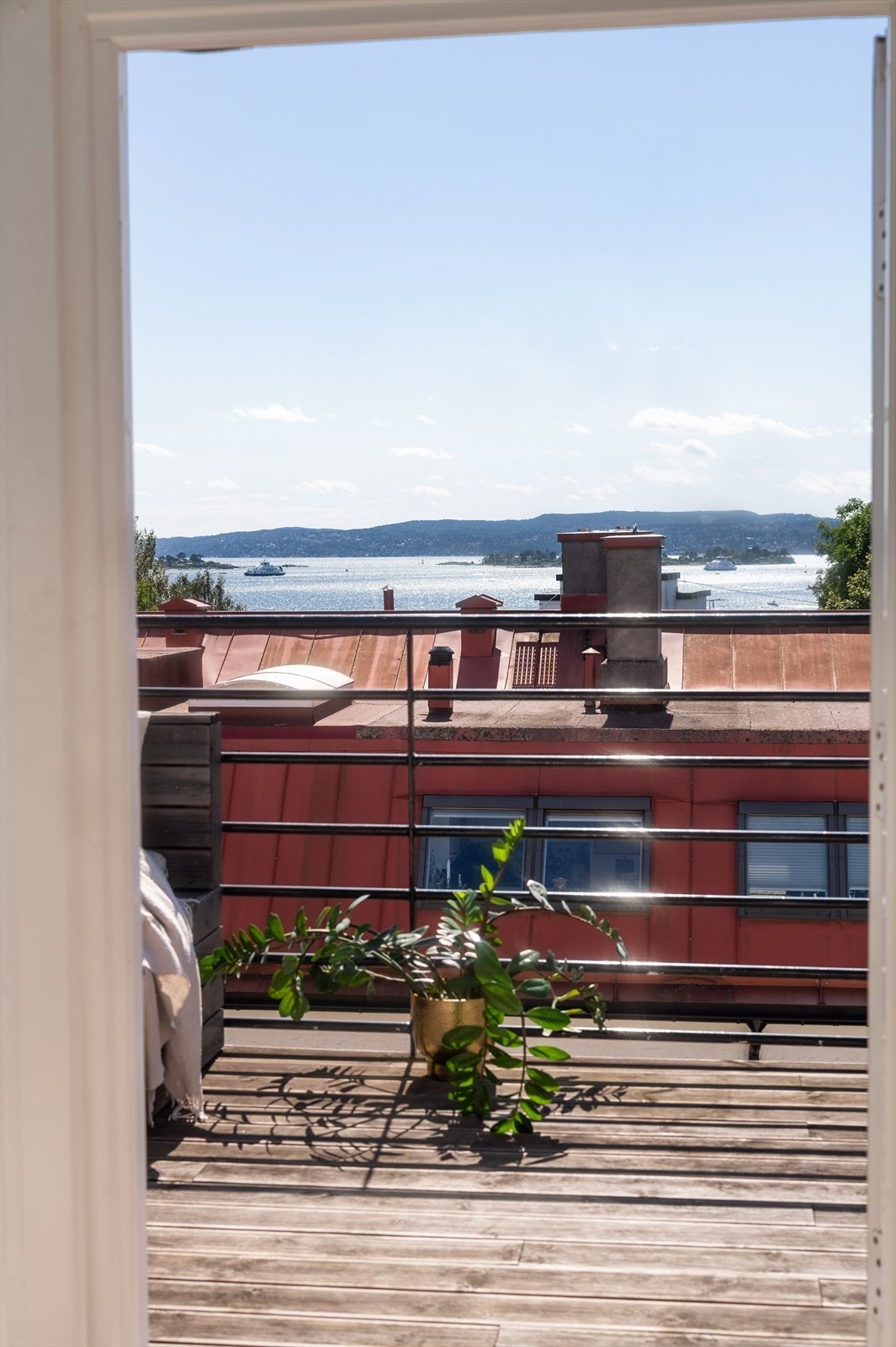 Utgang til boligens luftige takterrasse Galleribilde