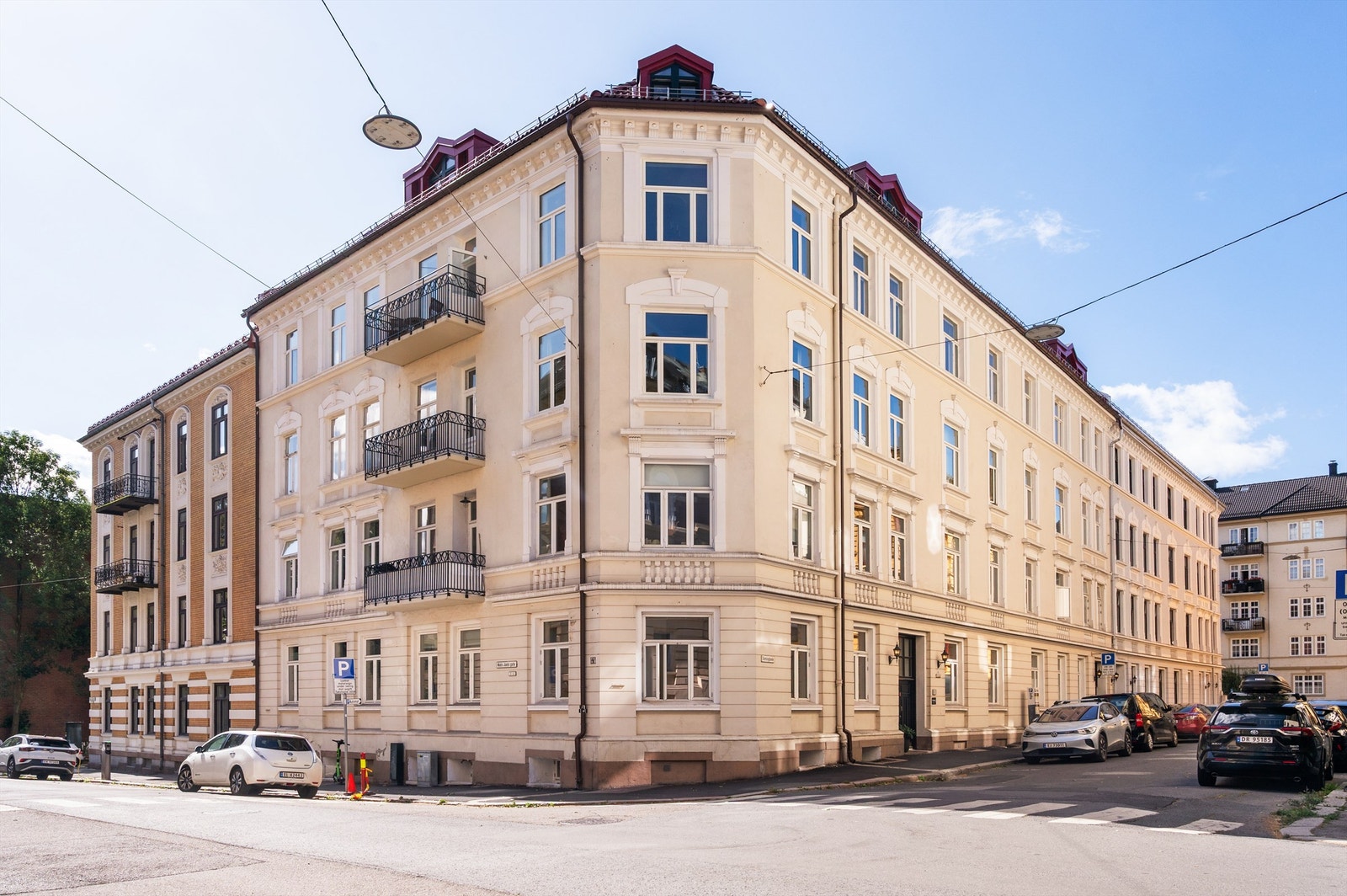Klassisk og pen fasade. Attraktiv område Galleribilde