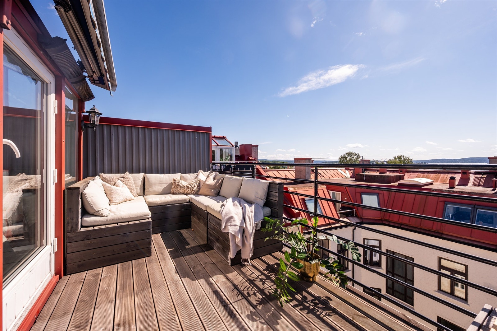 En lekker og sjelden toppleilighet over to plan med to private uteplasser, utsikt og perfekte solforhold Galleribilde