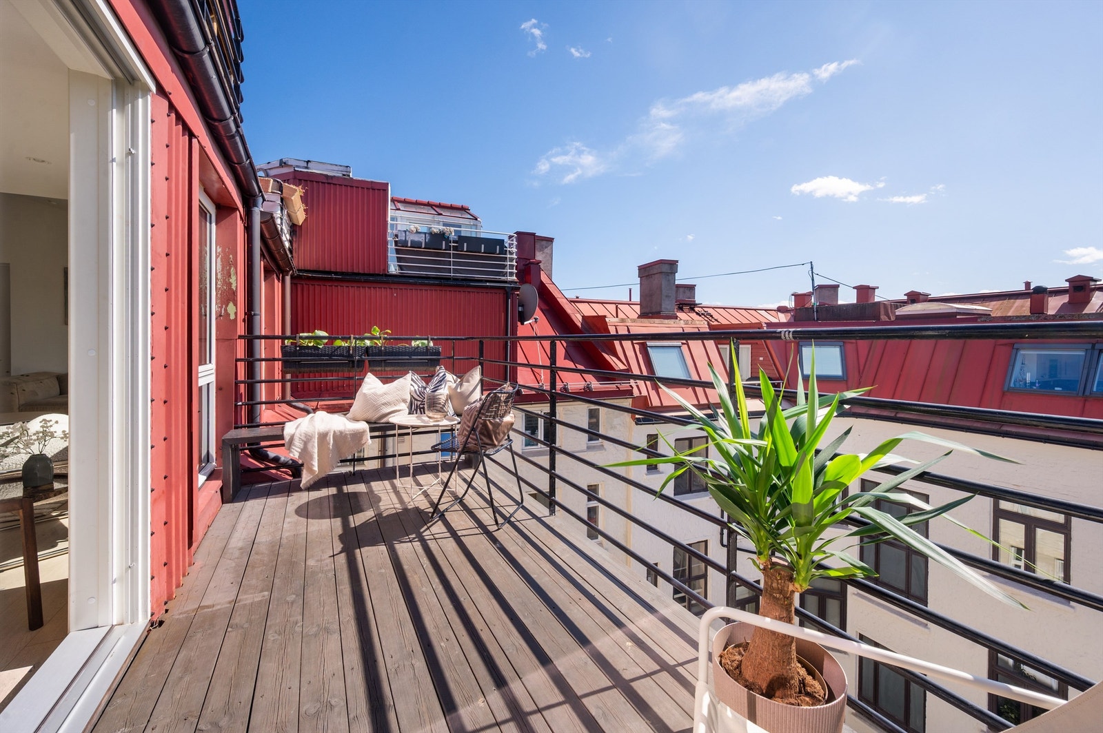 Fra stuen har du utgang til en av leilighetens to uteplasser Galleribilde