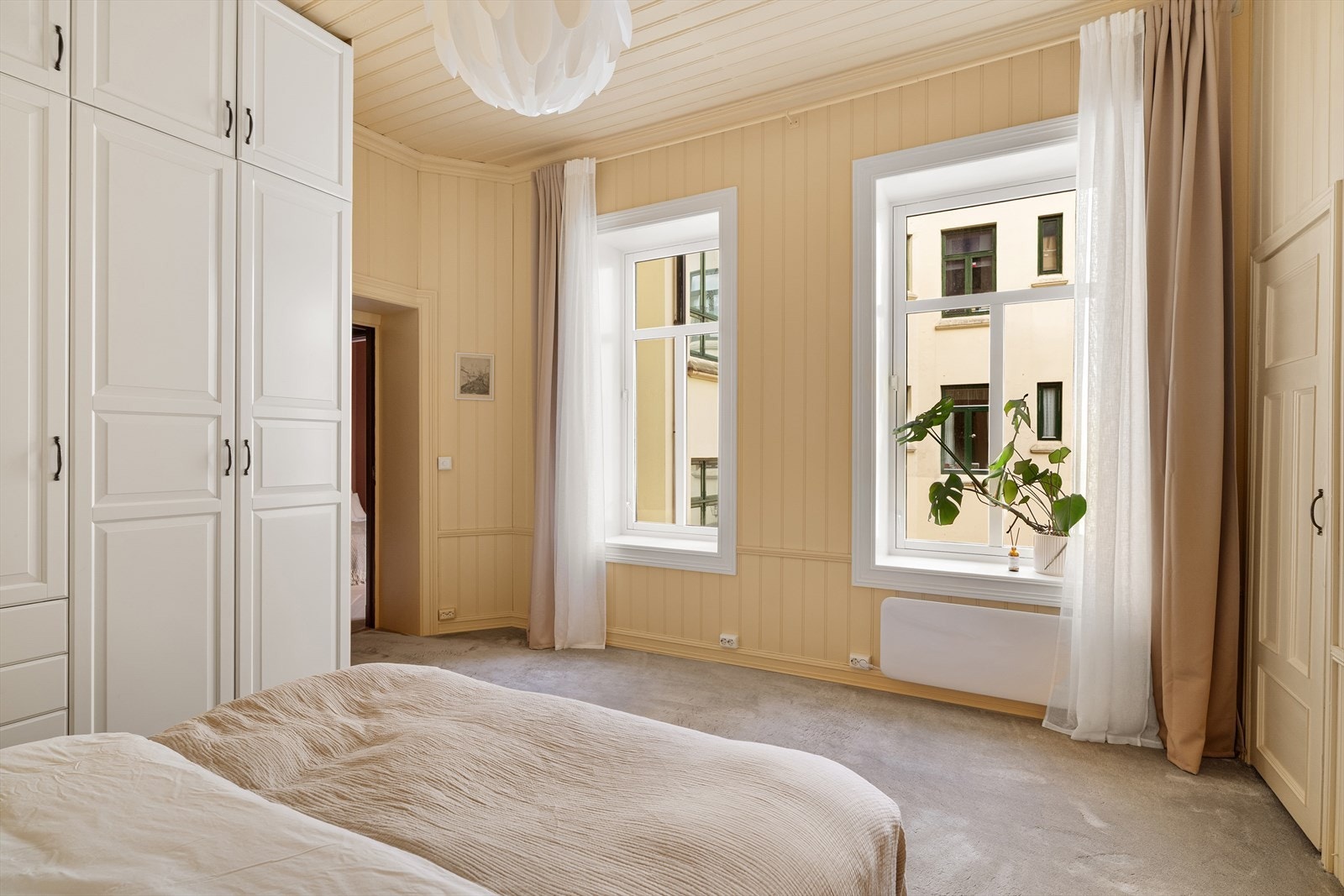 Soverommet er vendt mot rolig bakgård. Galleribilde