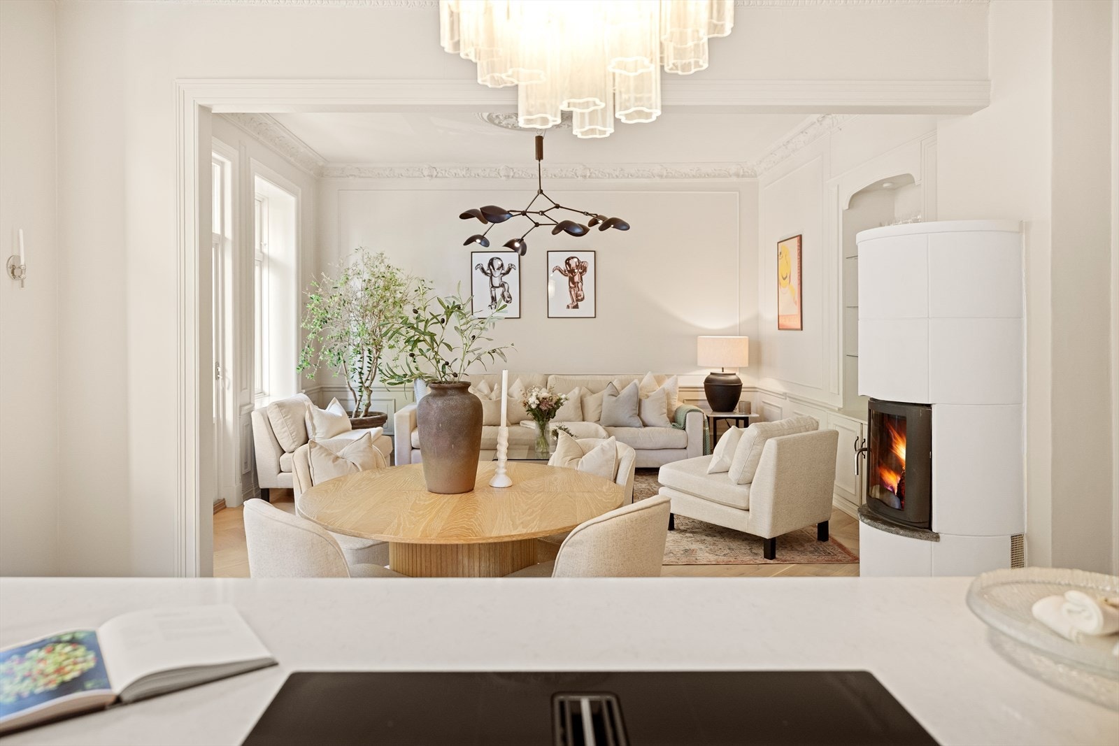 Peis i stuen/spisestuen gir en hyggelig og stemningsfull atmosfære. Galleribilde