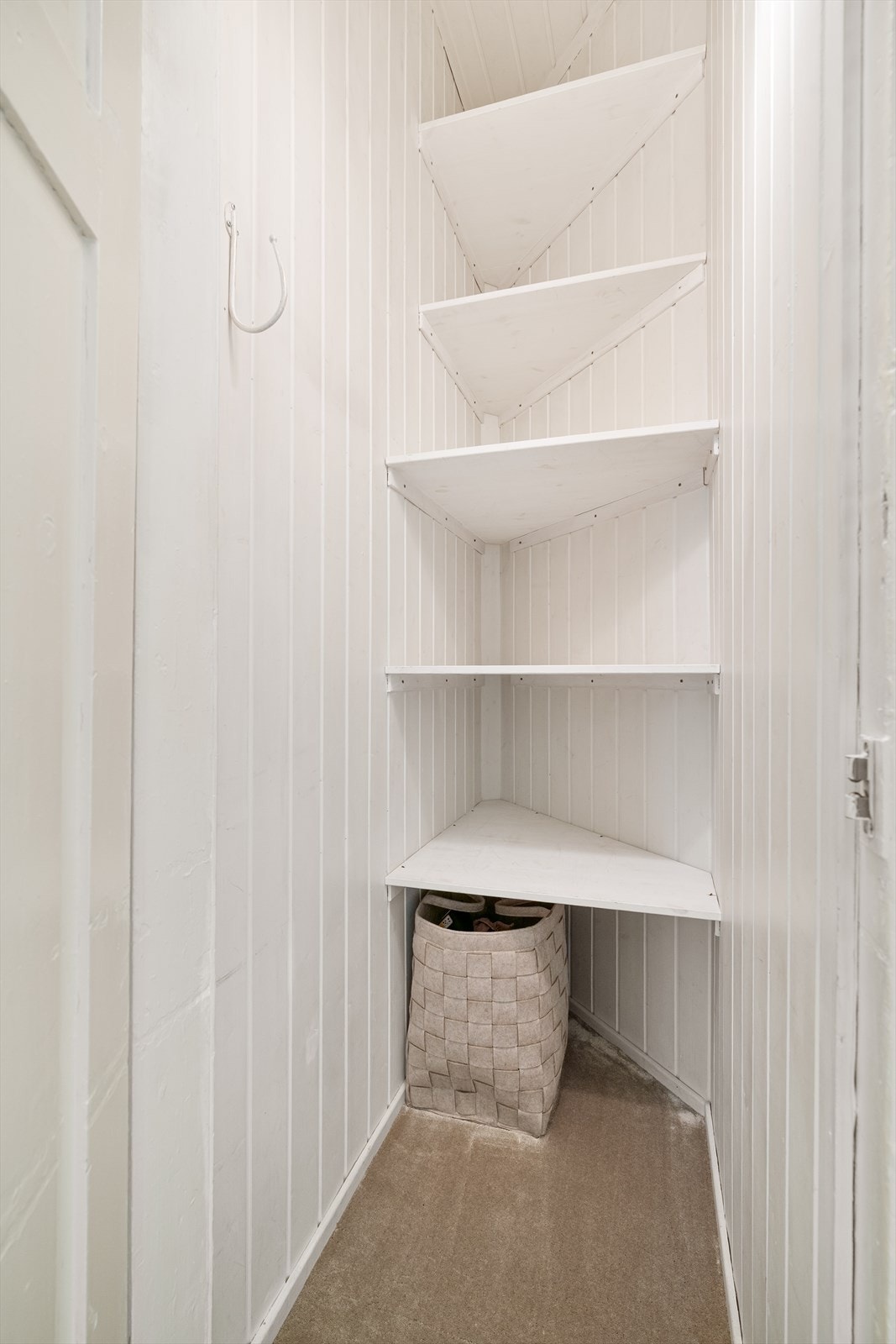 Praktisk kott/garderobe inn fra hovedsoverom. Galleribilde