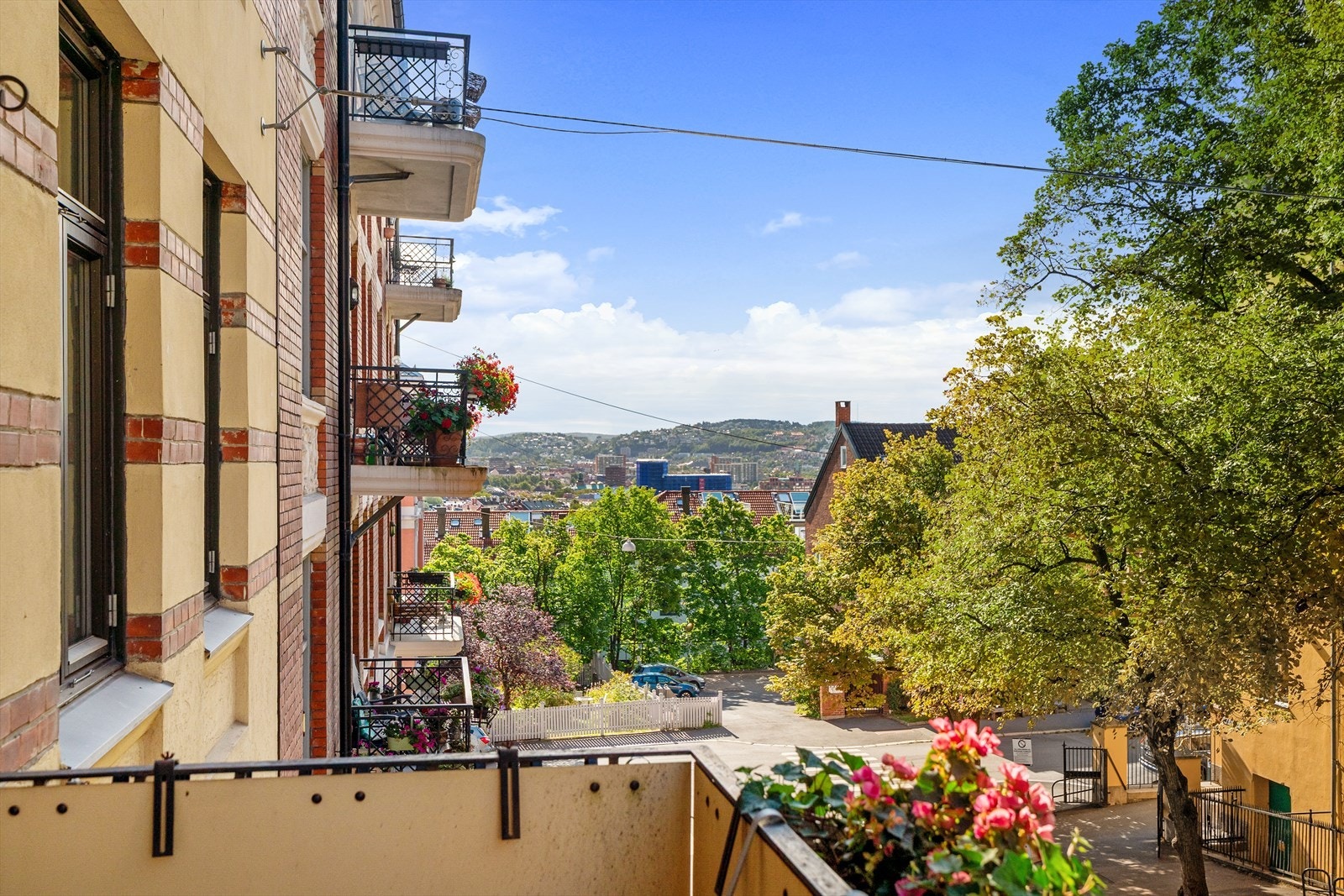 Lekker, klassisk og gjennomgående 3-roms selveierleilighet med svært populær beliggenhet på St. Hanshaugen. Galleribilde