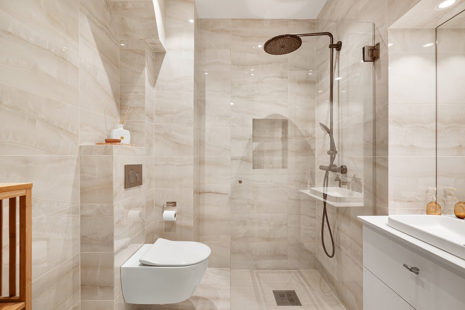 Badet har god standard med flislagt gulv med varmekabler og vegghengt toalett. Galleribilde