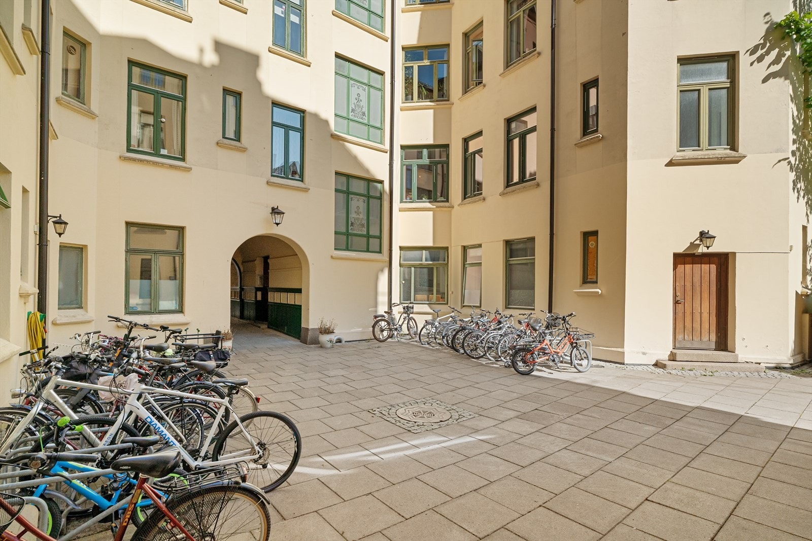 Leiligheten ligger i en bygård med klassisk og hyggelig fasade. Galleribilde