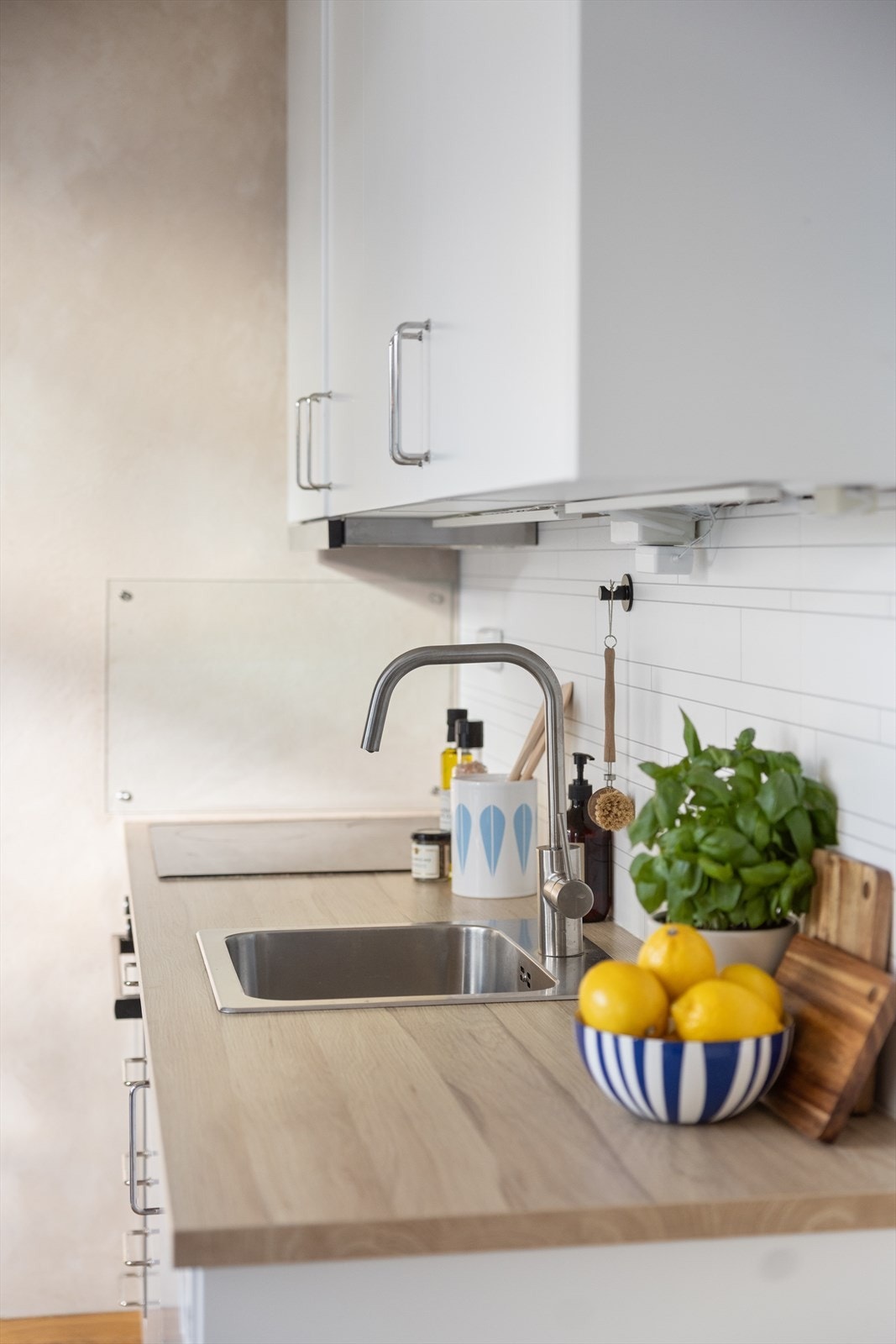 Kjøkkenet har god med skap- og benkeplass - her blir matlaging til en fryd! Galleribilde