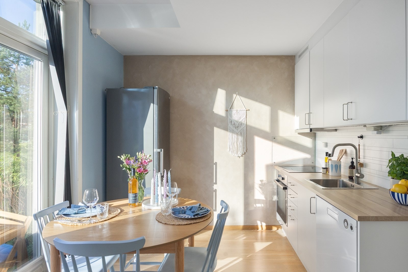 Gulvet er belagt med flott parkett, og overflatene er malt i behagelige og lune farger. Galleribilde