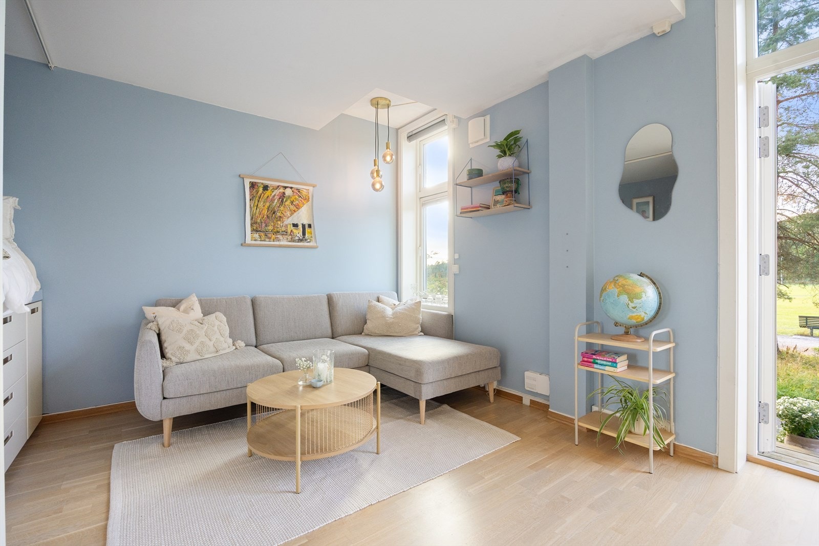 Arealeffektiv stue som gjør det enkelt å møblere med sofa og tv-møblement. Galleribilde