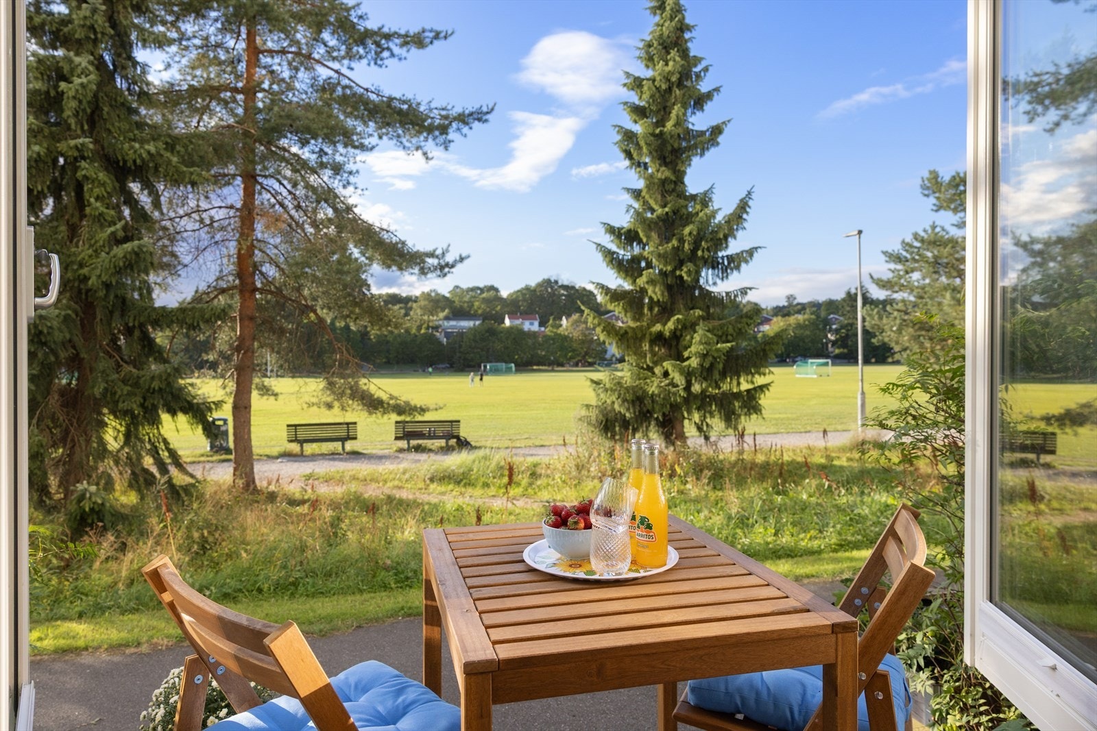 Terrassen er vestvendt og begge dørene kan åpnes helt, så her kan du nyte ettermiddag- og kveldssolen! Galleribilde