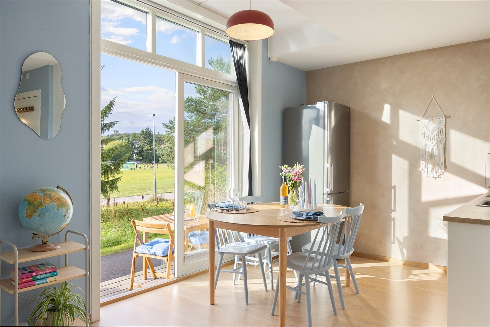 Leiligheten har dobbel glassdør ut fra stuen/kjøkkenet. Galleribilde