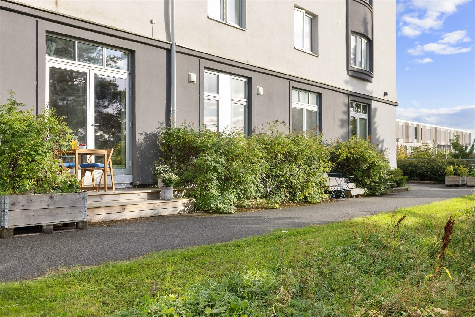 Her kan du legge deg ned på den felles plenen og nyte varme sommerdager. Galleribilde