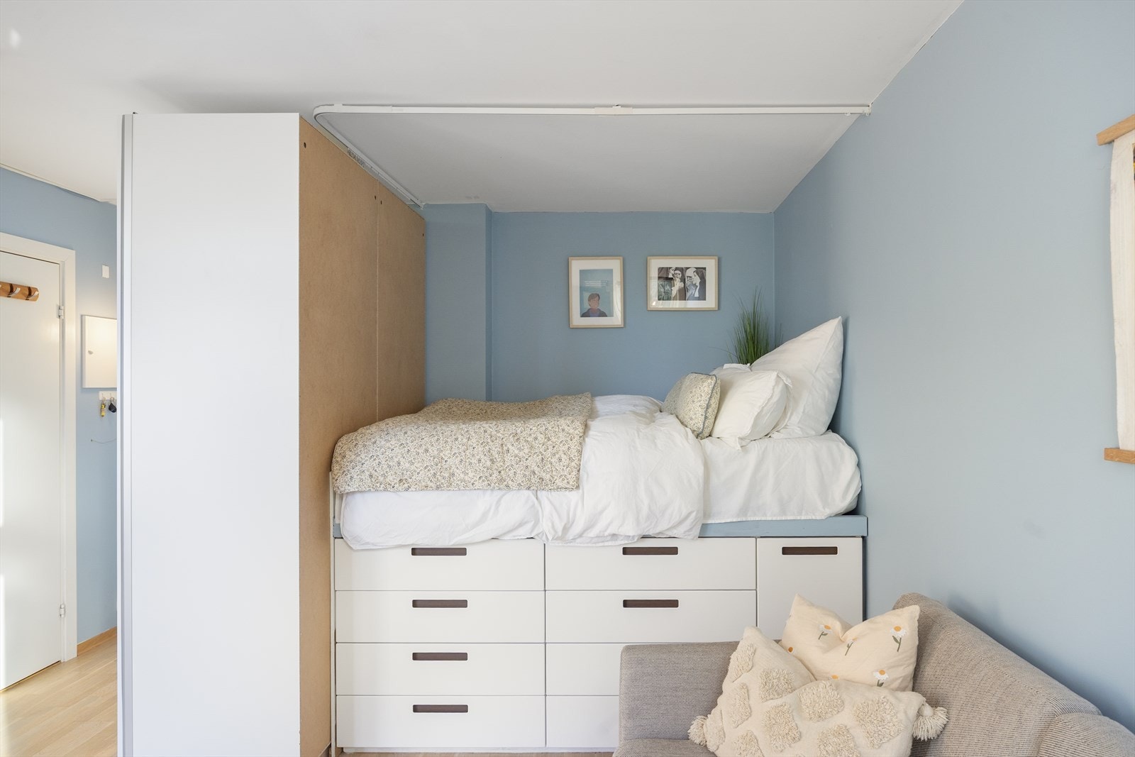 I alkoven er det en praktisk, plassbygget seng med oppbevaringsmuligheter i skuffer under. Galleribilde