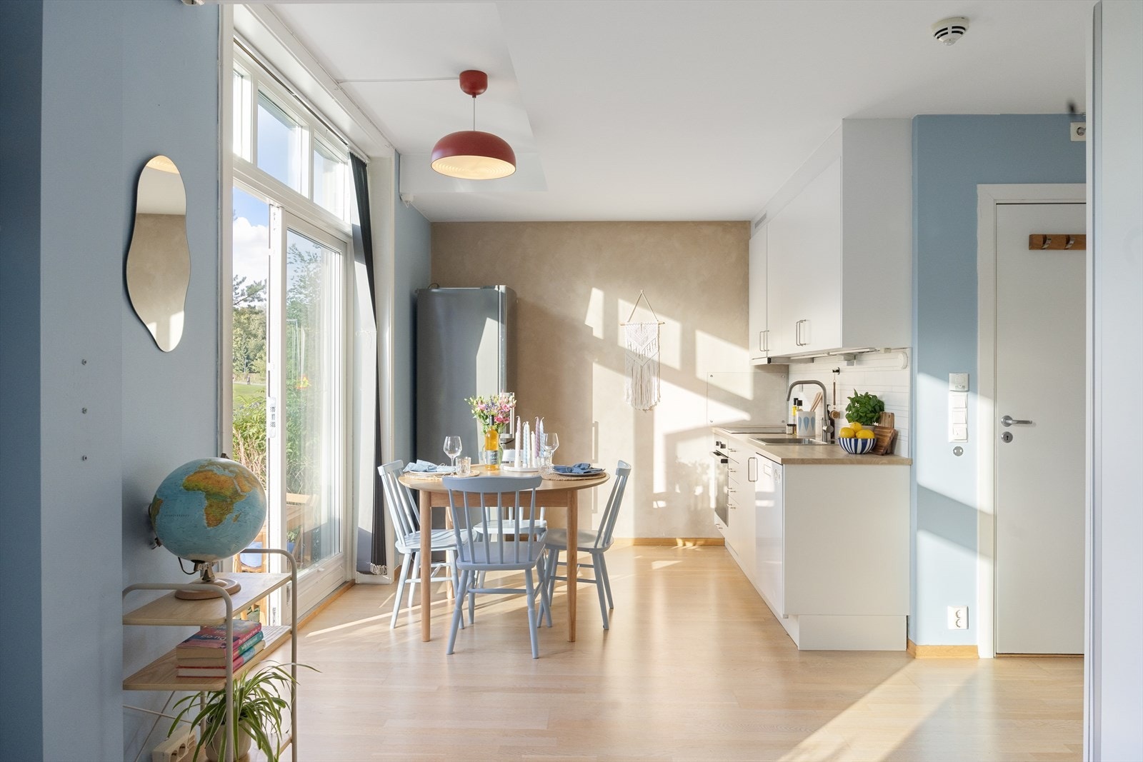 Boligen er malt i lyse moderne farger som skaper en god atmosfære, og har store nye vinduer som bidrar til at leiligheten oppleves som lys og luftig. Galleribilde