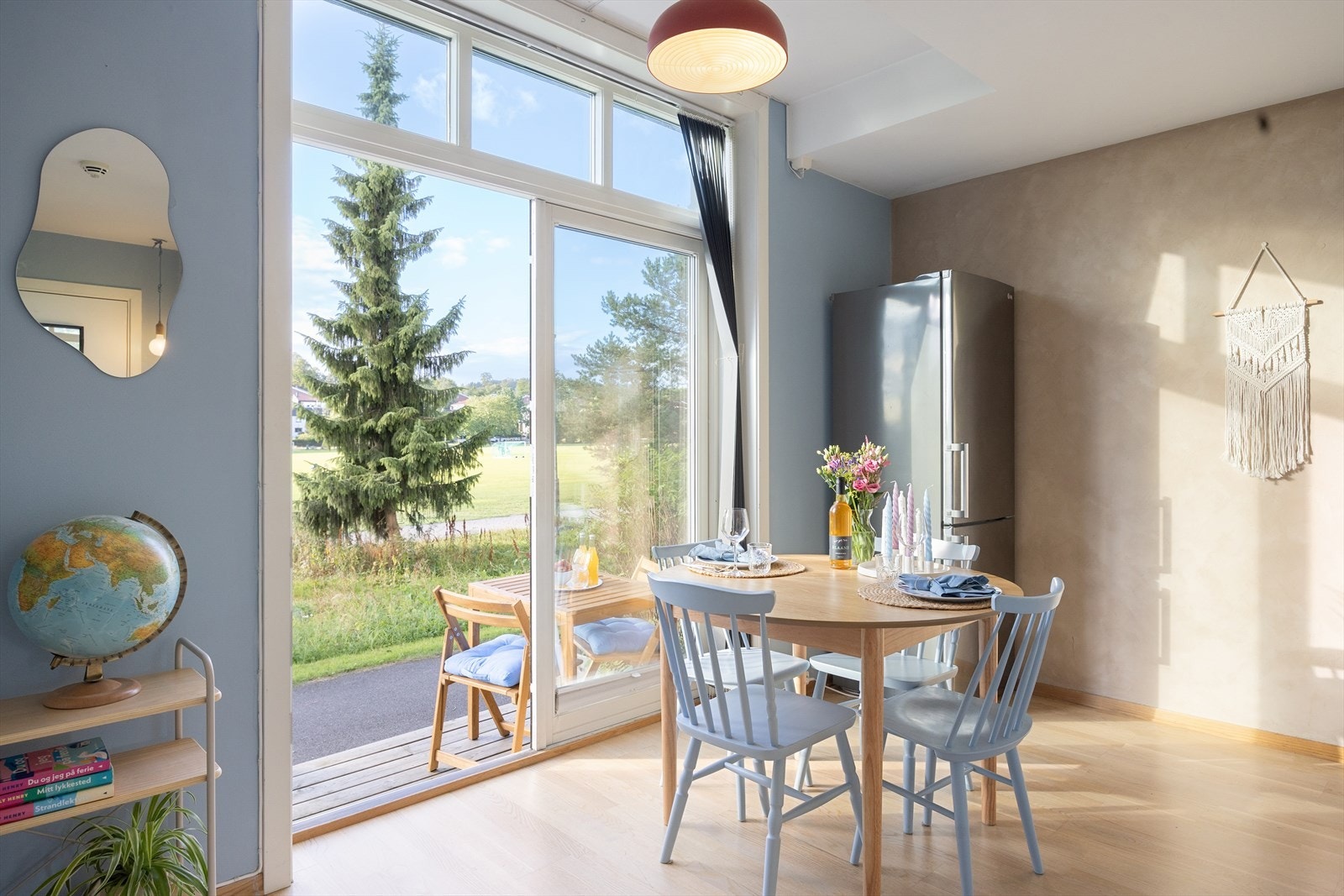 Velkommen til Stavangergata 46B! Dette er en meget pen leilighet med sovealkove og terrasse med trapp ut mot flotte grøntområder på Voldsløkka. Galleribilde