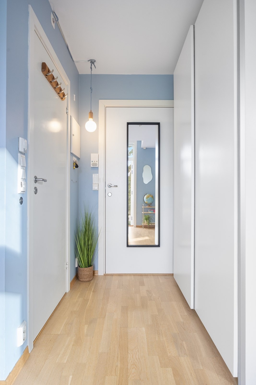 Åpen entré med plass til ytterklær og sko i praktisk garderobeskap. Galleribilde