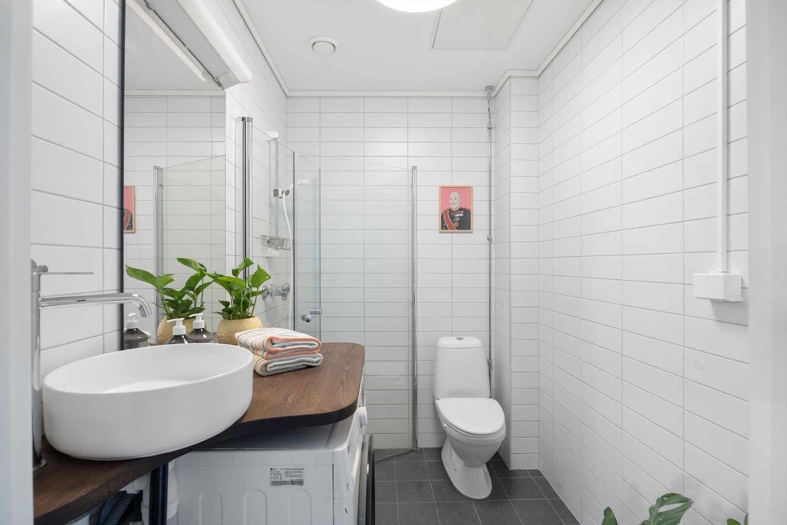 Delikat, flislagt baderom fra 2015 med varmekabler i gulvet. Galleribilde