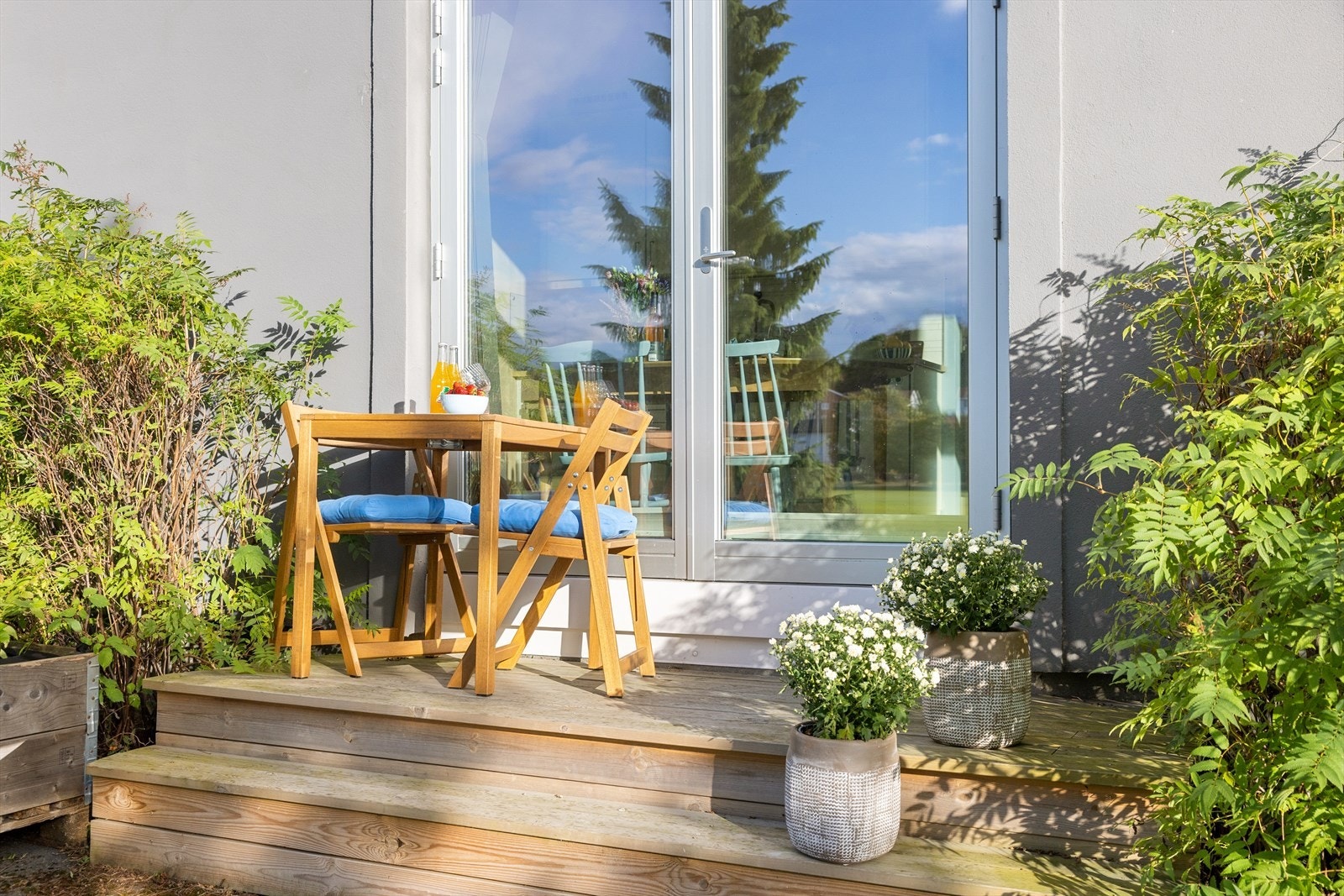 Leiligheten byr på en herlig terrasse på 2,9 kvm med plass til stoler og bord. Galleribilde