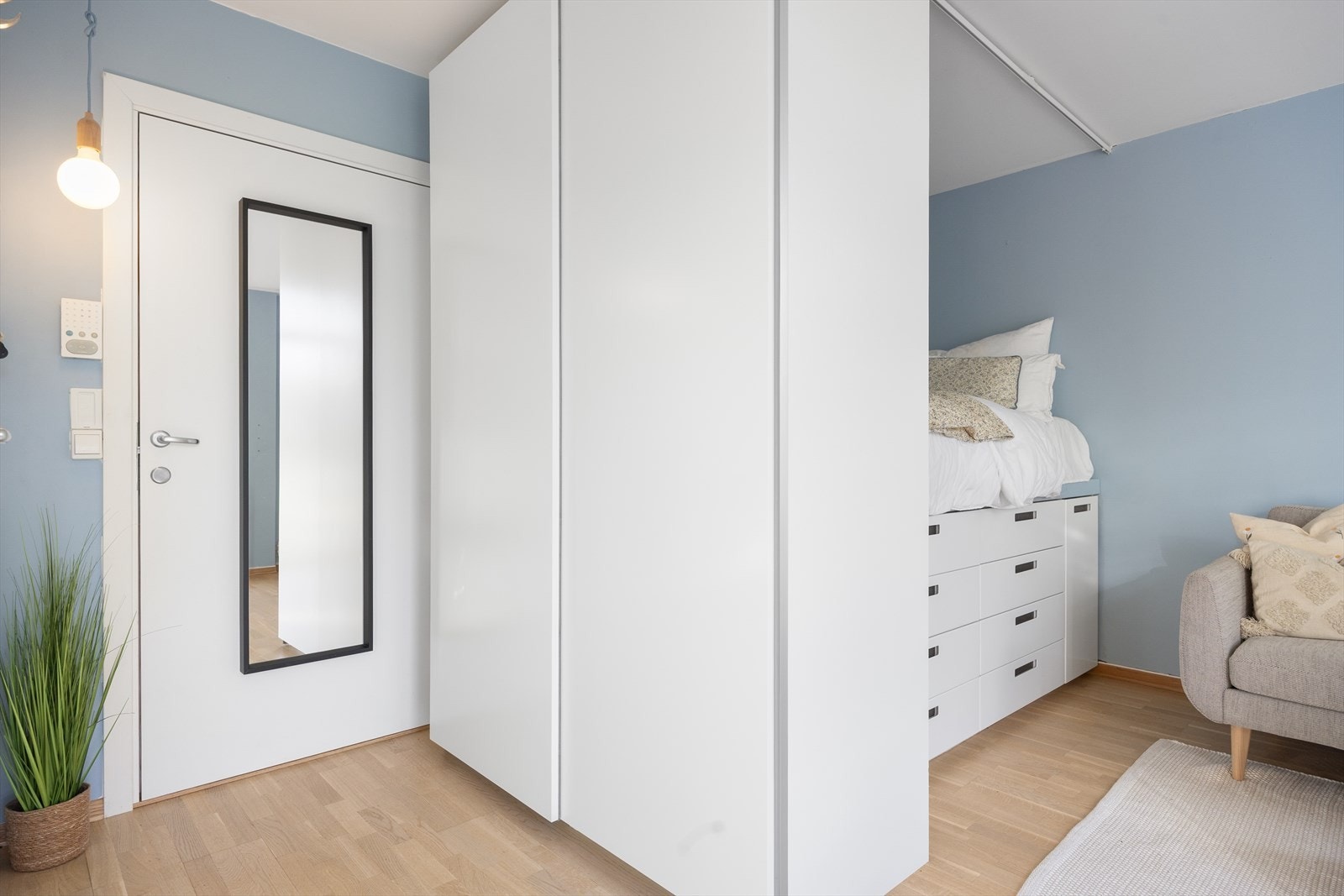 Åpen entré med plass til ytterklær og sko i praktisk garderobeskap. Galleribilde