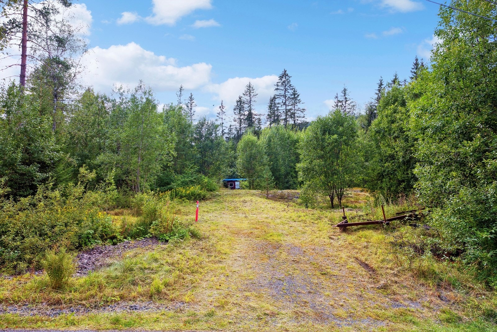Her har du en sjelden eiendom, "midt" i Nordmarka, men likevel med kort vei til byen. Galleribilde