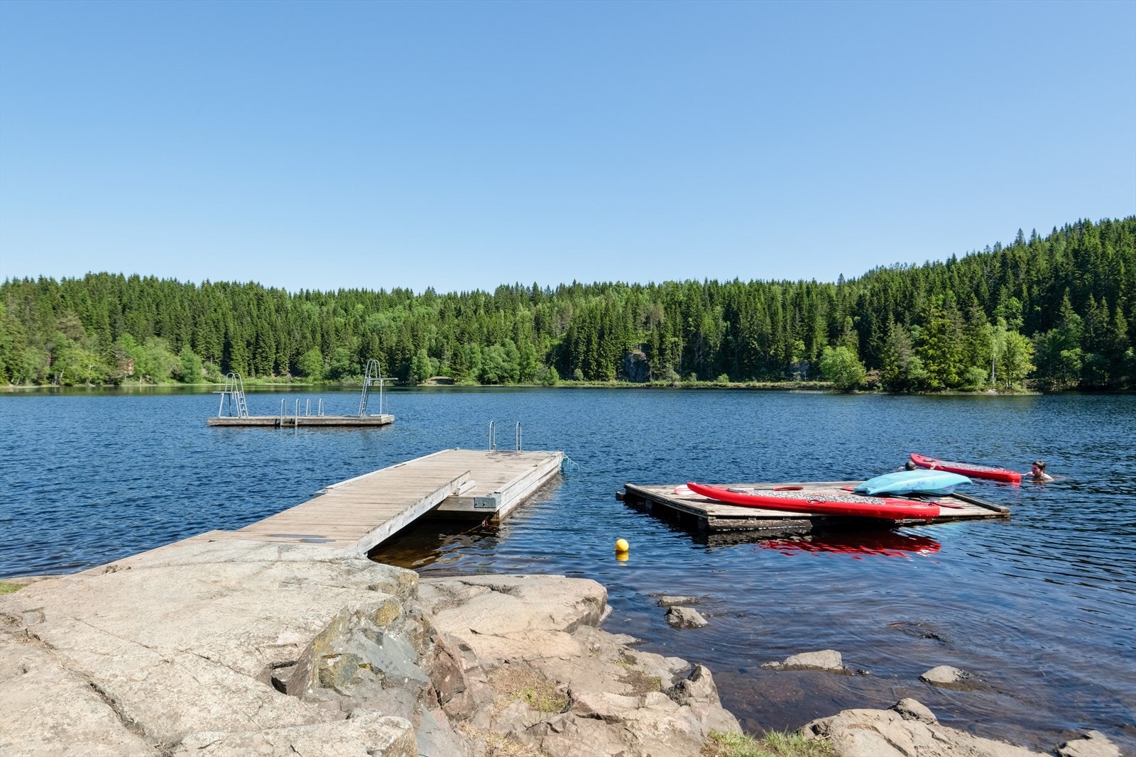 Nede ved jernbanestasjonen ligger Movatn med flytebrygge og stupetårn og fine badeplasser. Galleribilde
