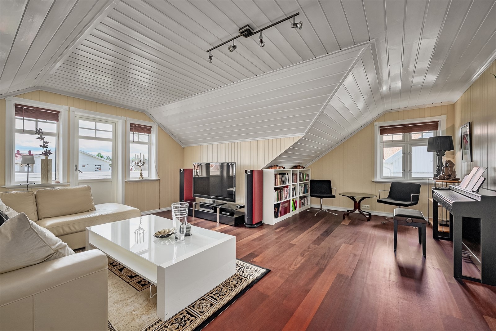 Loftsstue med utgang til balkong Galleribilde