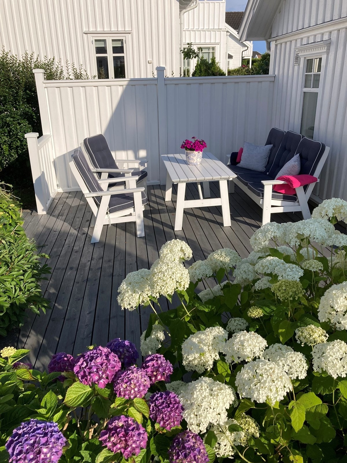 Usjenert solrik uteplass Galleribilde