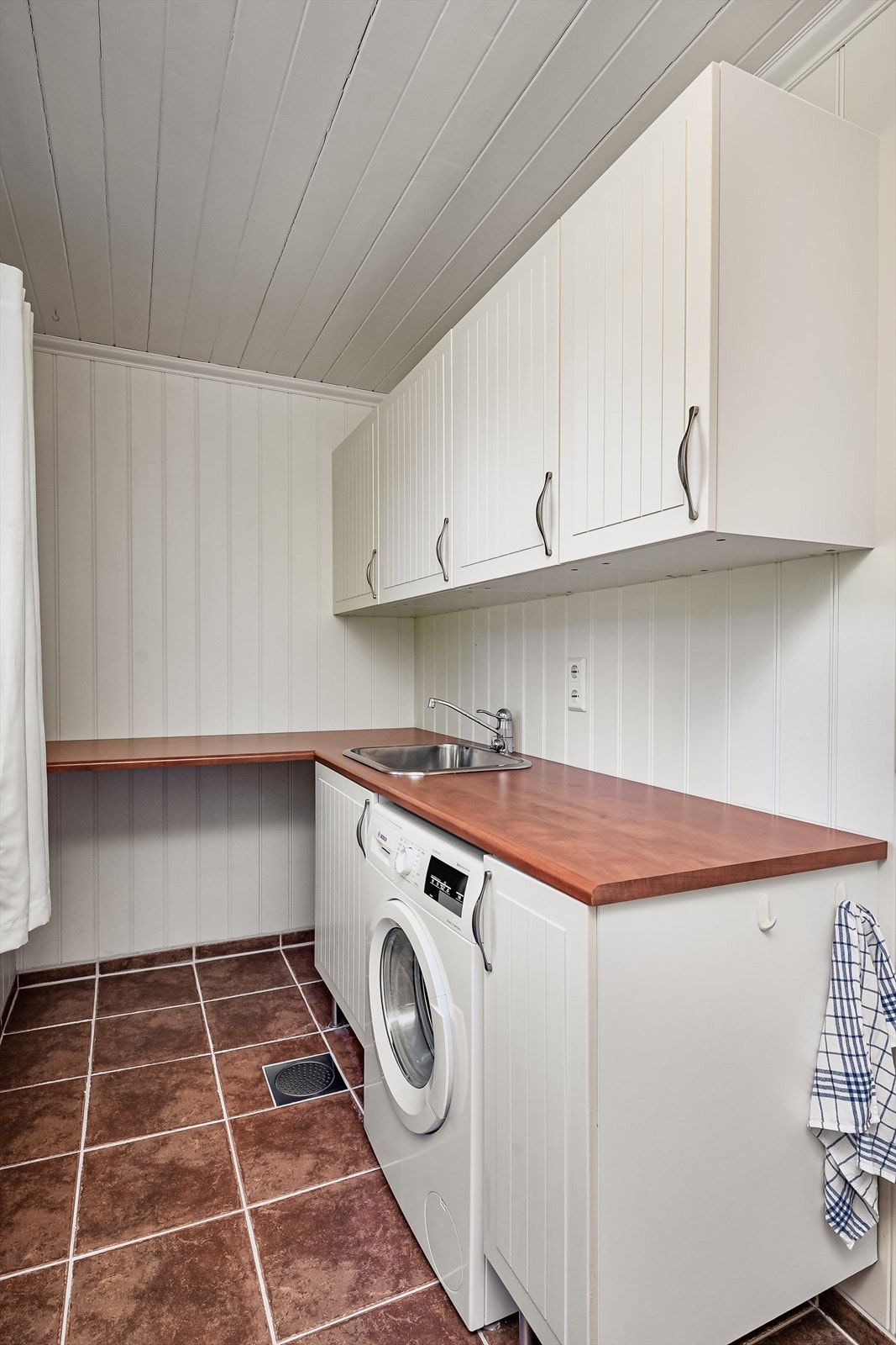 Vaskerom med direkte utgang til hagen. Galleribilde