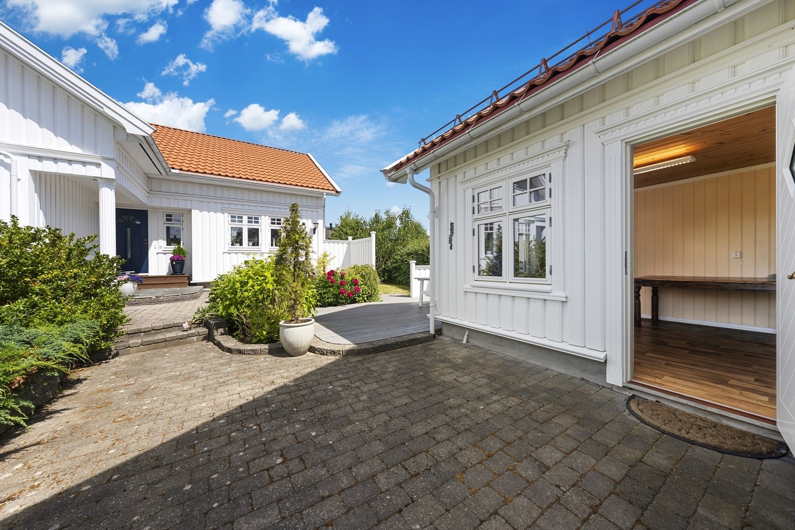 Inngangspartiet til boligen og til uteboden som er isolert. Galleribilde