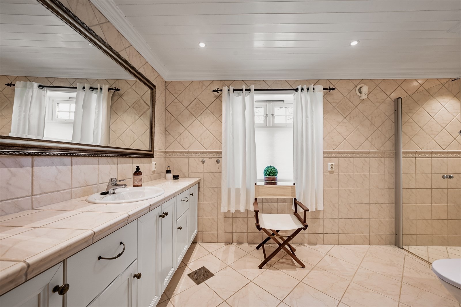 Pent og velholdt bad/wc i 1.etasje. Galleribilde