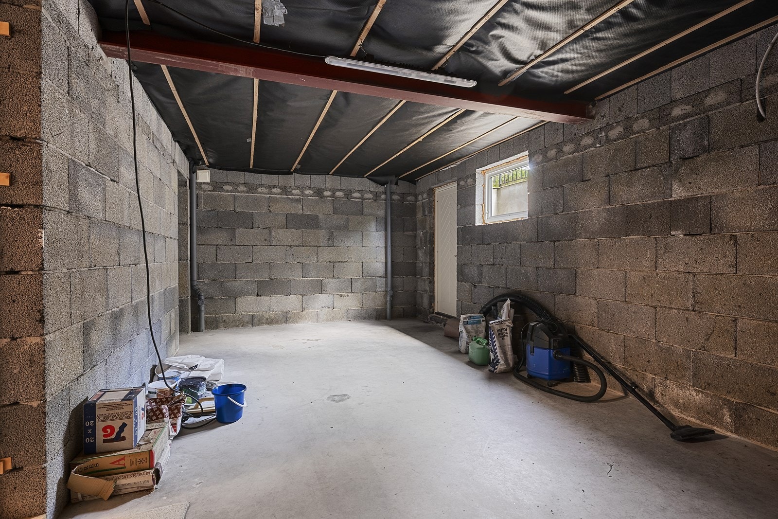 Kjeller. Utvendig trapp med inngang til kjelleretasjen. Galleribilde