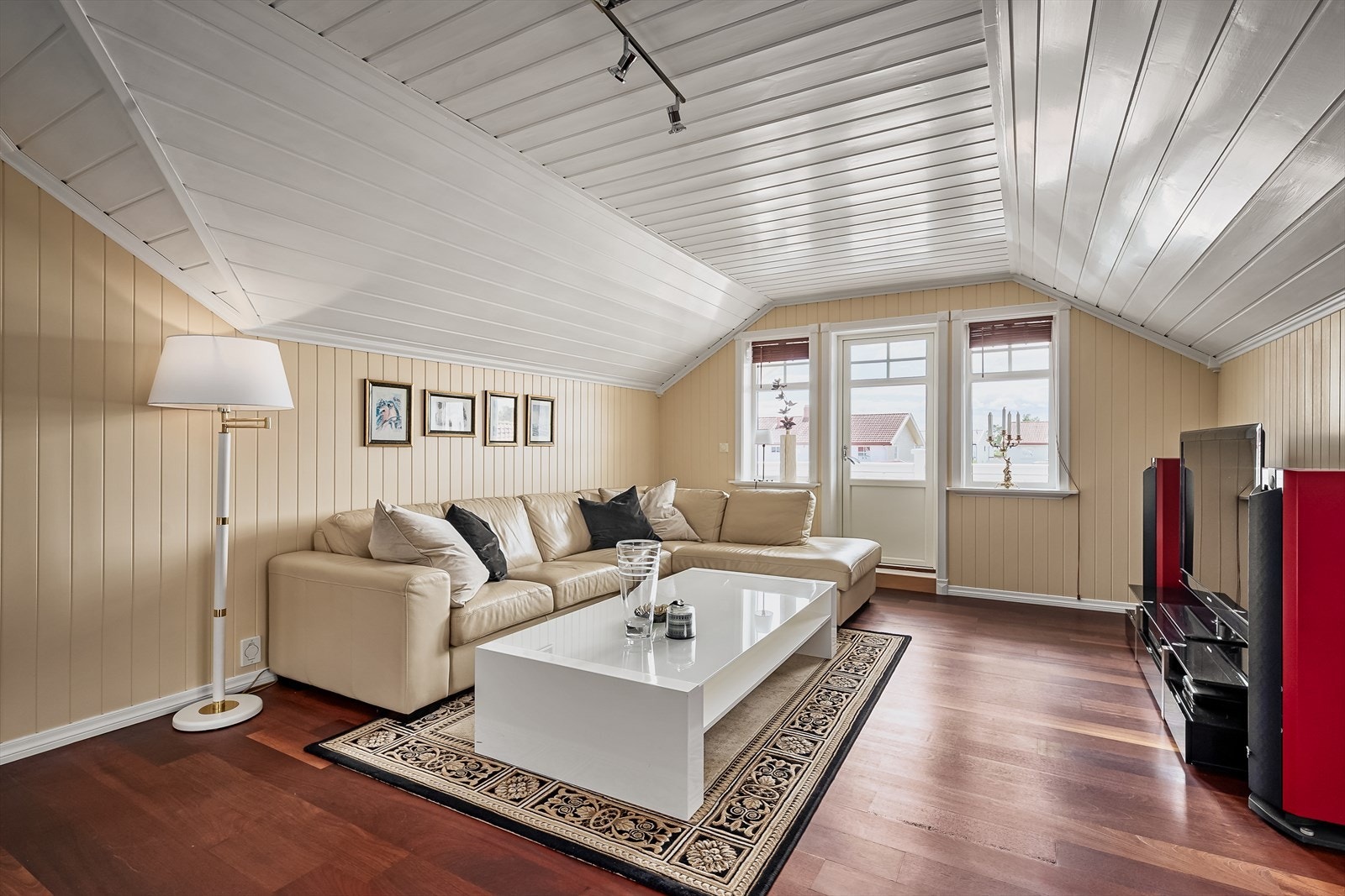 Loftsstue med utgang til balkong Galleribilde