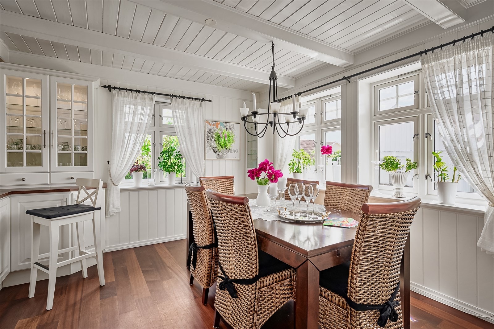 Kjøkken med spiseplass. Galleribilde