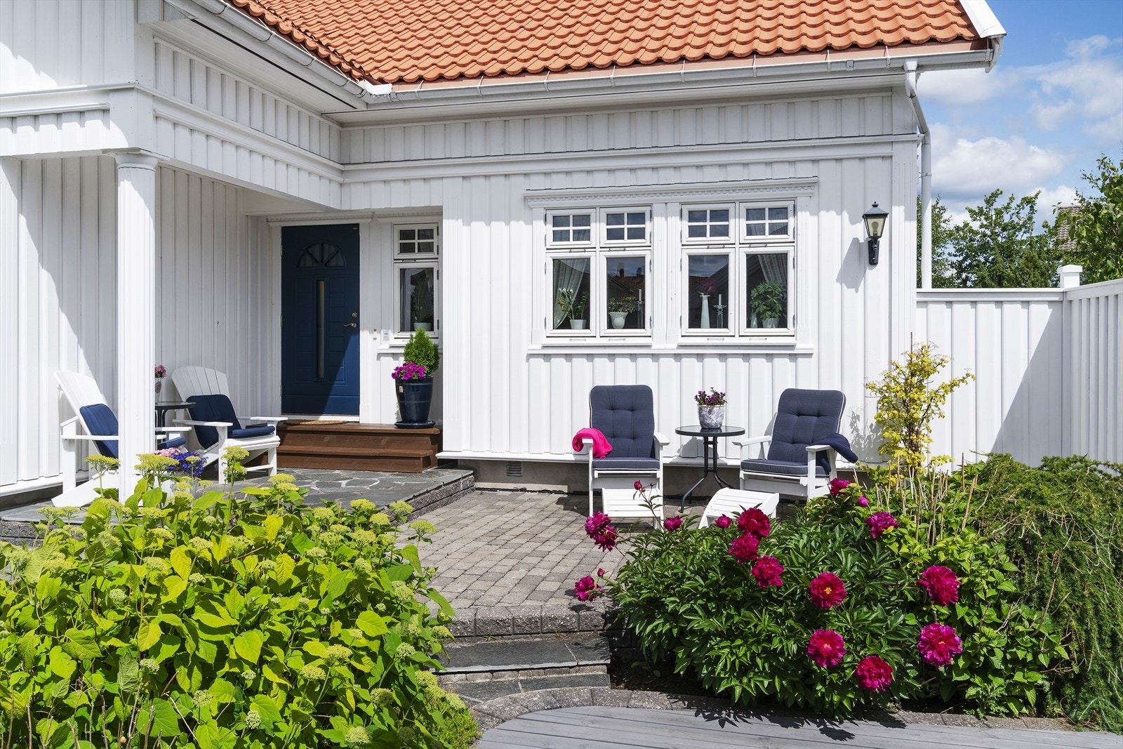 Inngangspartiet med uteplass. Galleribilde