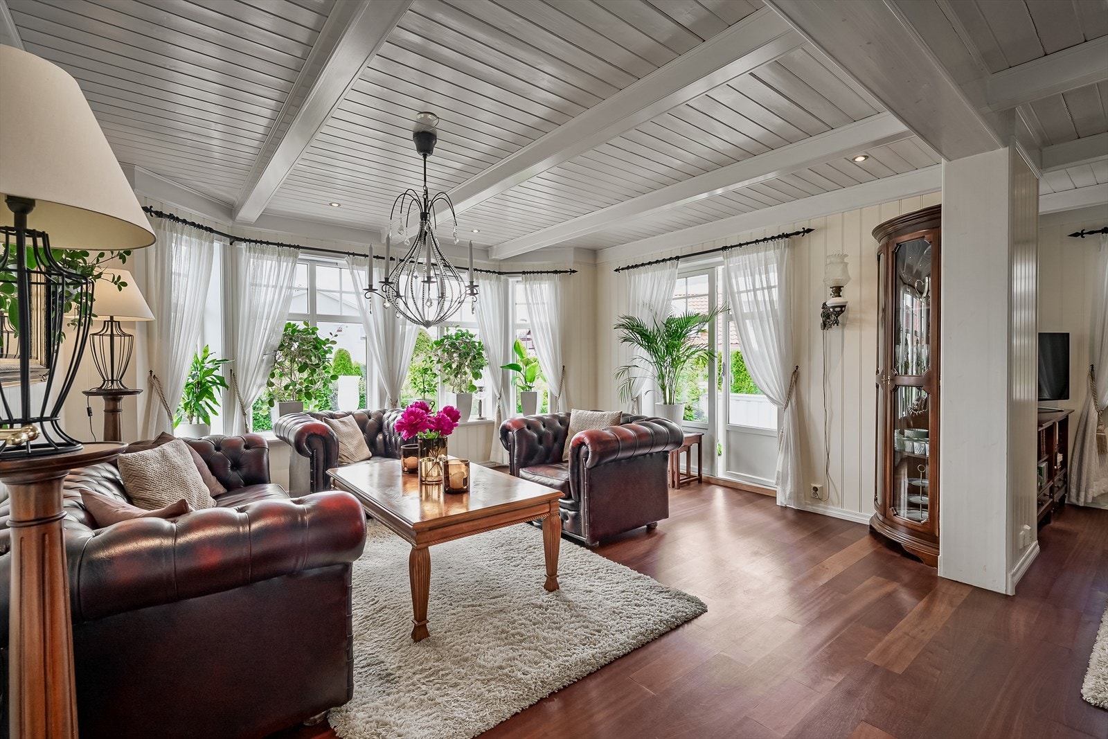 Stor stue med utgang til usjenert solrik terrasse Galleribilde