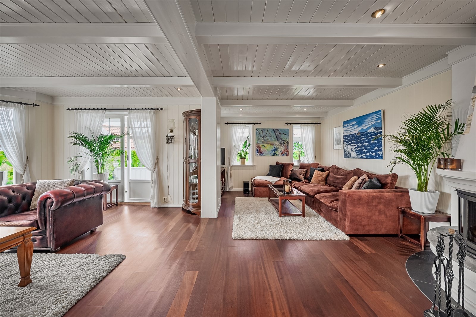 Stor stue med utgang til usjenert solrik terrasse Galleribilde